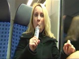 เยอรมัน ผู้หญิงสำส่อน masturbates และ ระยำ บน a รถไฟ