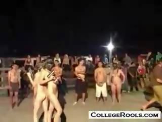 Ārā koledža duel orgija ballīte
