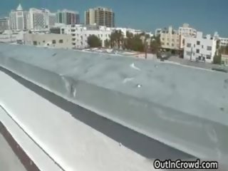 Пич получава gazoo прецака на покрив на сграда