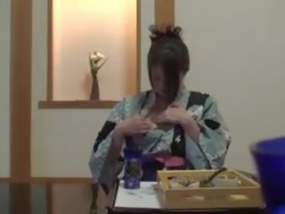 Subtitled necenzurovaný hanblivé japonské milfka v yukata v pov