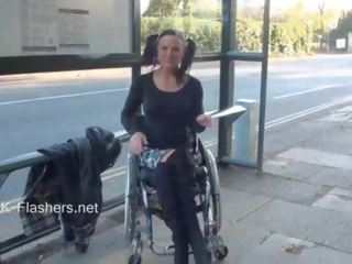 Paraprincess di luar kecondongan memperlihatkan kecakapannya dan berkedip wheelchair terikat bayi menunjukkan