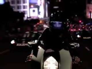 Mischa brooks bending sur motorcycle pour bite