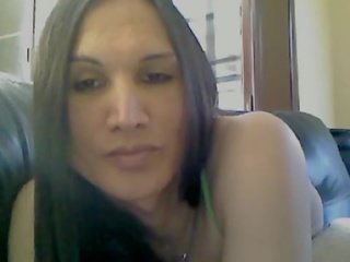 Native-american trans strikes sexy pose sur la webcam