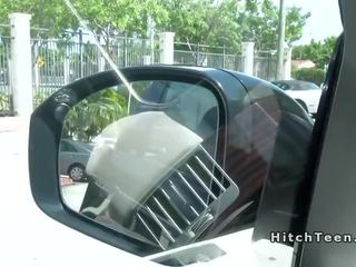 Forró szemérmetlen tini frufru -ban autó saját tulajdonú gépjármű