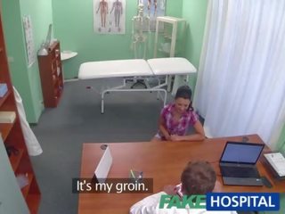 Chaud adela obtient médecins grand bite thérapie