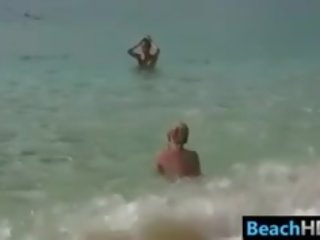 Telanjang gadis di itu pantai