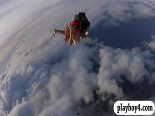 Nghịch ngợm badass nóng babes wind burn skydiving khỏa thân