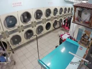 Yaşlı erkekler ve gençler kâkül büyük ğöğüslü arap içinde laundromat