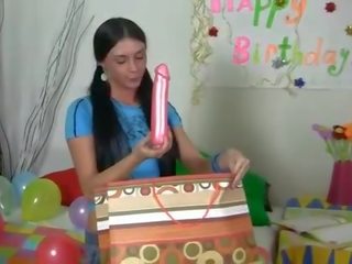 Seks mainan untuk sebuah seksi ulang tahun gadis