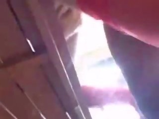 Cachonda rubio con afeitada perra consigue corrida en su culo vídeo