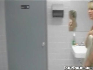 Flickor knull deras pojk i den dusch