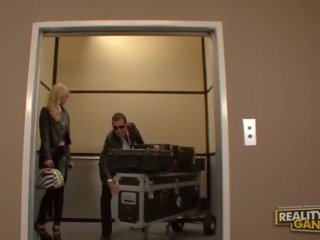 Amatöör hämmastav blond lits teeme suhuvõtmine ja saab perses edasi a lift