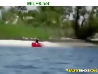 Milfhunter επί του σκάφος επί ένα ηλιόλουστος ημέρα με ένα σέξι μητέρα που θα ήθελα να γαμήσω επί bo