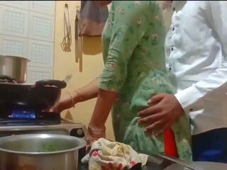 Hinduskie groovy żona dostał pieprzony podczas cooking w kuchnia
