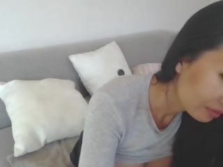 Voluptuoso asiática leilee webcam provocação em o sofá: grátis sexo vídeo 0e