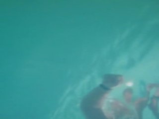 Debaixo de água em público piscina, grátis grátis público canal hd sexo clipe f7