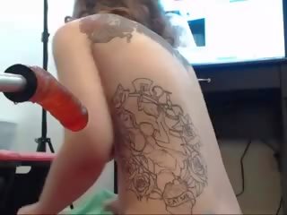 Tremendous krūtinga tatuiruotėmis deity yra taip šlapias su jos šūdas.