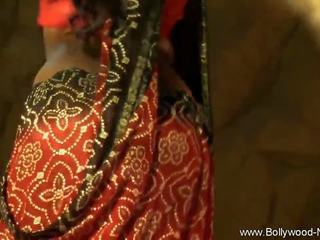 Ινδικό εξωτικό χορός ritual εκτεθειμένος σε bollywood γυμνά