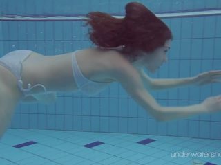 Roxalana swims liknande en fish med henne snäva fittor: högupplöst xxx klämma 2a