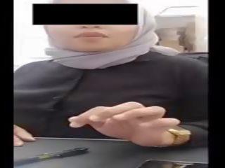 Hijab lassie ar liels bumbulīši heats viņa saplaisāt pie darbs līdz vebkāmera