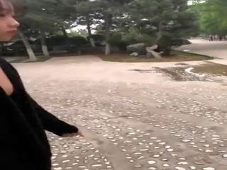Китаянка підліток ходьба в a парк, безкоштовно ххх дівчина безкоштовно hd для дорослих кліп