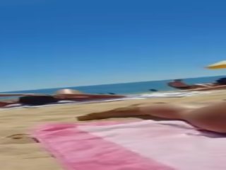 Őszinte first-rate barna fiatal nő tökéletes segg tanning nál nél a tengerpart