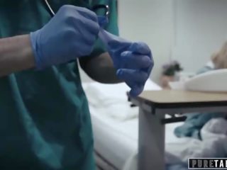 Pure tabu perv lekárske človek dáva násťročné pacient vagína skúška