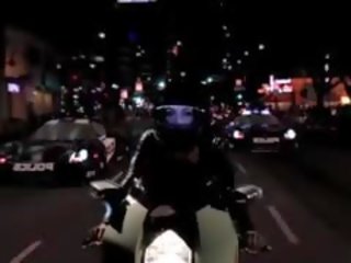 Mischa bäckar bending över motorcycle för kuk