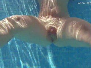 杰西卡 lincoln 得到 硬 向上 和 裸 在 该 水池: 性别 13
