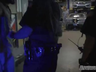 Mehhaanik pood owner saab tema tööriist polished poolt desiring naissoost cops