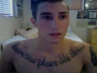 Agradável tatuado hunk- parte 2 em gayboyscam.com