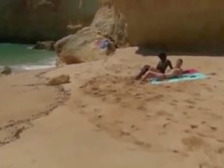 A foder dois erótico chisk em o praia inter-racial caralho.