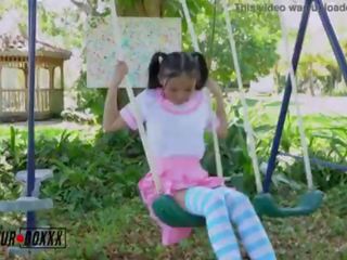 Ερασιτεχνικό boxxx - ασιάτης/ισσα σχολείο κορίτσι του σχολείου αυνανίζεται σε playground